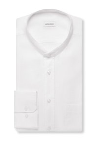 Chemise blanche à manches longues avec col mandarin, boutons sur le devant et poignets boutonnés, soigneusement pliée avec l’étiquette de la marque visible à l’intérieur du col.