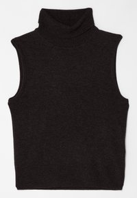 Gilet sans manches en tricot gris charbon foncé à col roulé avec bords côtes sur fond blanc.