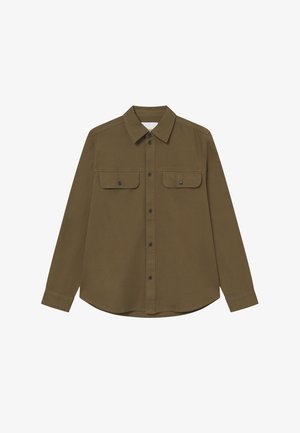 Olíva zöld, hosszú ujjú ing, texturált anyagból készült. Gombos elülső részével, két mellzsebével és klasszikus gallérjával rendelkezik.