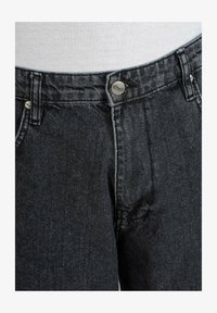 Unselected, zero's stone black