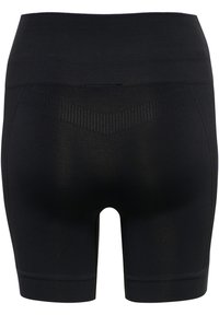 Pantalones cortos elásticos negros con una cintura alta, textura suave y un patrón en forma de chevrón en la parte trasera para un detalle adicional.