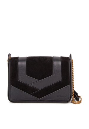 Borsa crossbody in pelle nera e suede con motivo geometrico, tracolla in catena dorata e chiusura a patta. Forma rettangolare compatta con accenti minimi.