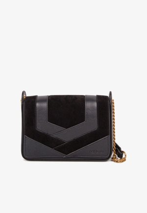Borsa crossbody in pelle nera e suede con motivo geometrico, tracolla in catena dorata e chiusura a patta. Forma rettangolare compatta con accenti minimi.