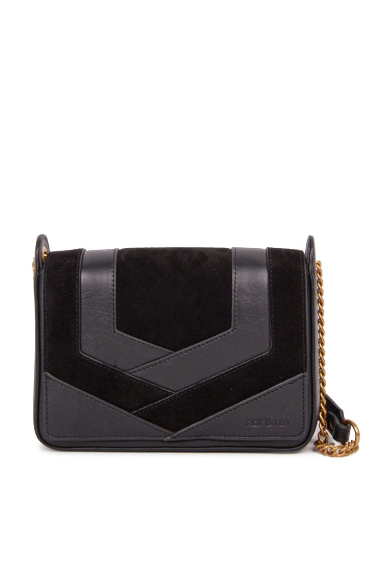 Borsa crossbody in pelle nera e suede con motivo geometrico, tracolla in catena dorata e chiusura a patta. Forma rettangolare compatta con accenti minimi.