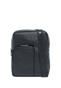 Borsa a tracolla nera in materiale sintetico con finitura testurizzata, dotata di una tasca frontale con zip e di una ampia tracolla regolabile impresso con il nome del marchio.