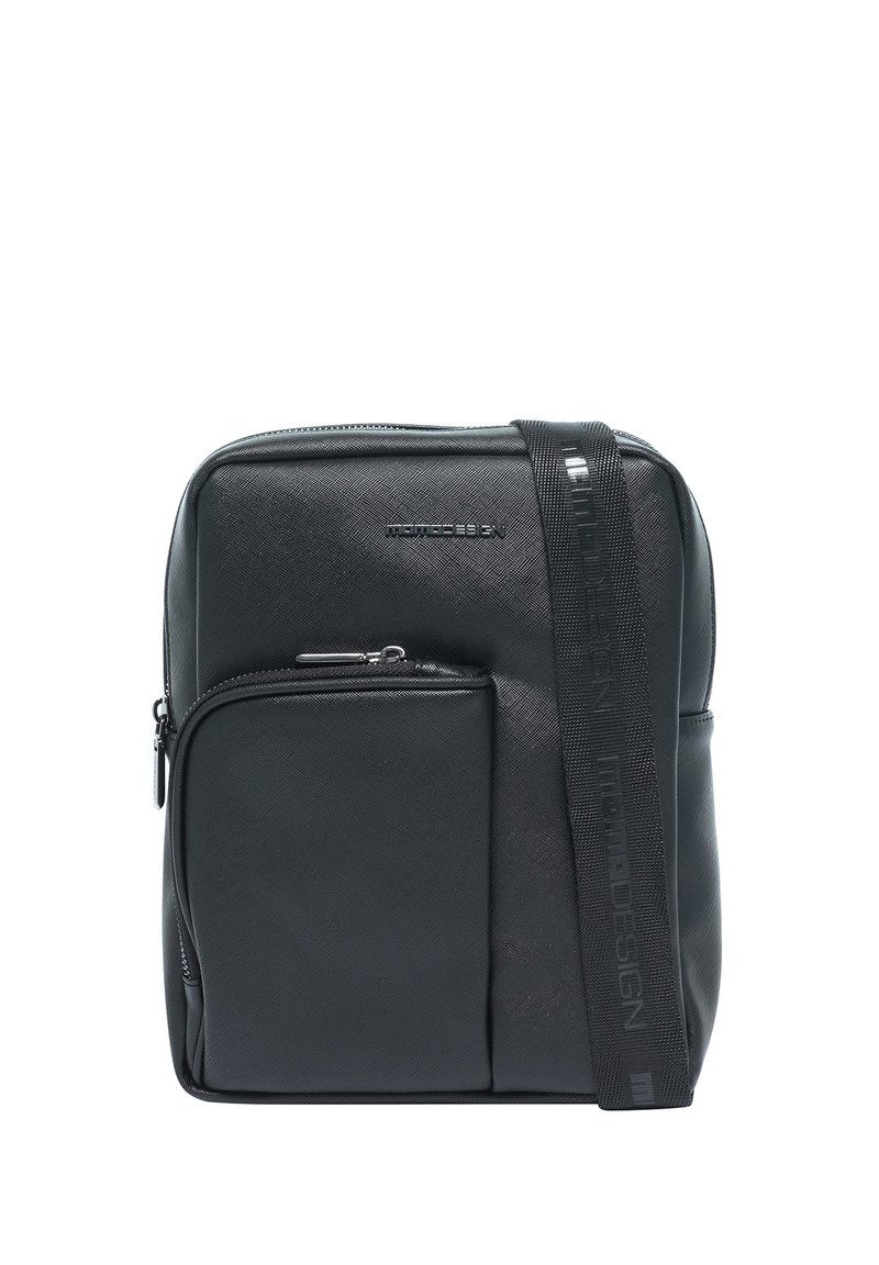 Borsa a tracolla nera in materiale sintetico con finitura testurizzata, dotata di una tasca frontale con zip e di una ampia tracolla regolabile impresso con il nome del marchio.