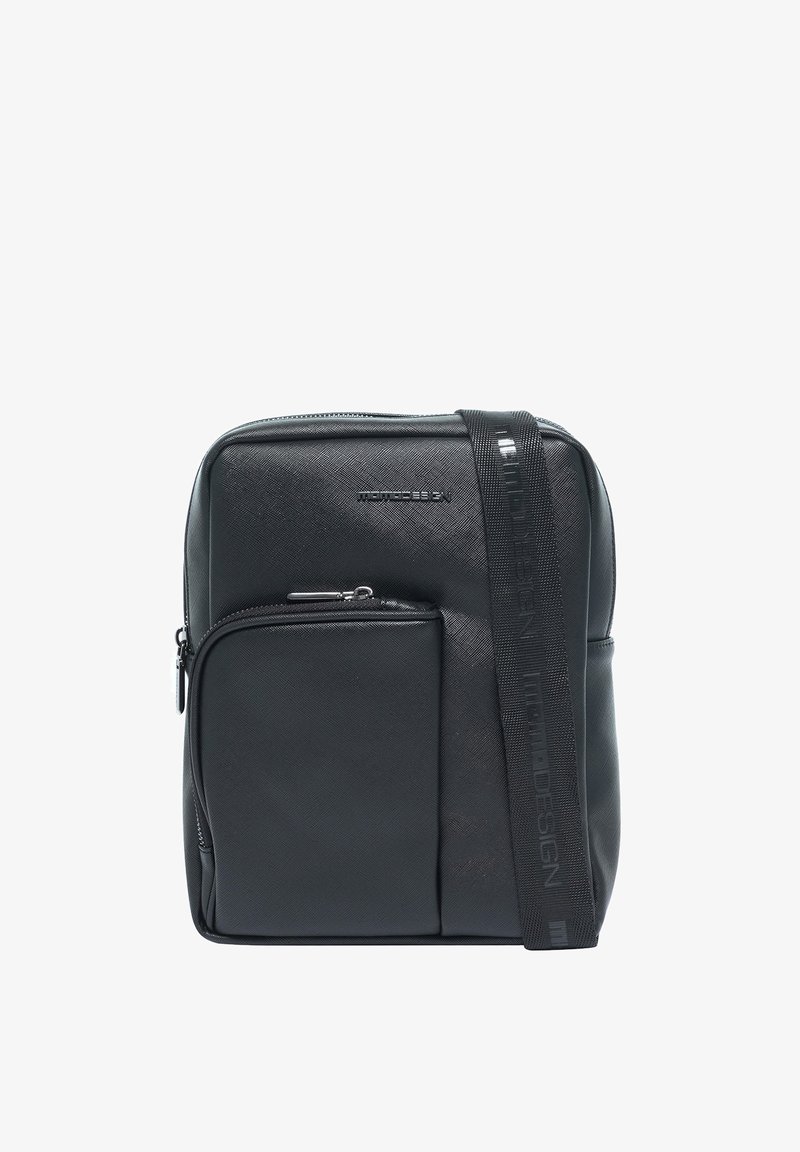 Borsa a tracolla nera in materiale sintetico con finitura testurizzata, dotata di una tasca frontale con zip e di una ampia tracolla regolabile impresso con il nome del marchio.