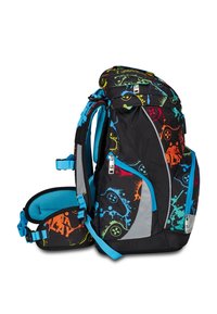 Zaino multi-scomparto nero con motivi colorati a tema giochi; dotato di spallacci imbottiti, cintura in vita regolabile e tasche laterali.