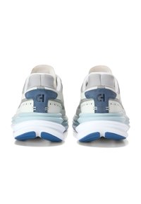 Hellgraue und blaue Laufschuhe verfügen über eine mehrschichtige Dämpfung, strukturierte Paneele und ein auffälliges Logo auf der Ferse. Gummilaufsohle mit blauen Akzenten.