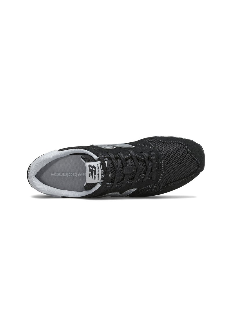 Chaussure de sport noire avec une tige en mesh respirant, des accents gris, un embout arrondi et un col rembourré. Dispose d'un système de laçage pour un ajustement sécurisé.