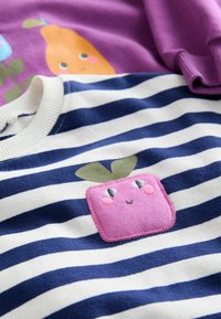 Gestreiftes Sweatshirt aus Baumwolle in Marineblau und Weiß mit einer pinkfarbenen Frucht-Applikation und gestickten Gesichtszügen. Abgesetzt mit einem gerippten Rundhalsausschnitt.