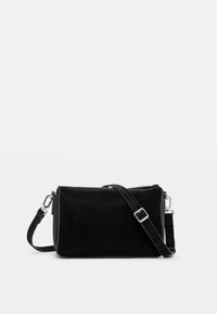 Czarna torba na ramię z zamszu o gładkiej fakturze, prostokątnym kształcie, z regulowanym paskiem i srebrnymi akcentami.