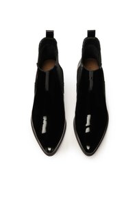 Botas de tobillo de charol negro con puntera afilada y paneles elásticos laterales; cuentan con una lengüeta para facilitar su uso. Textura suave, diseño elegante.