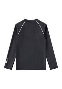 Rash guard nero a maniche lunghe realizzato in tessuto elastico, con cuciture bianche e un dettaglio del logo sulla manica sinistra.