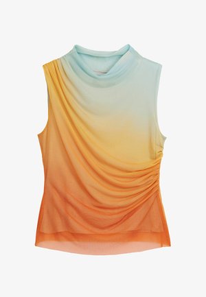 Õlavabadega pe短, millel on kerge üleminek helesinisest oranžiks, drapeeritud kangas ja ühel pool kogutud detailid, et lisada tekstuuri.