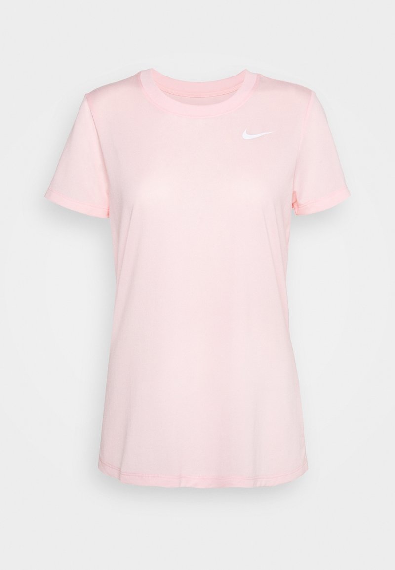 Růžové tričko s krátkým rukávem vyrobené z měkké tkaniny, s kulatým výstřihem a malým bílým logem Nike na horní levé části hrudi.