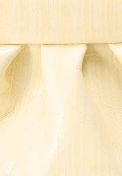 Γυαλιστερό ύφασμα τεχνητού δέρματος σε κρεμ απόχρωση με μια ρυθμισμένη, ρυτιδιασμένη περιοχή που δημιουργεί απαλές πτυχές και υφή.