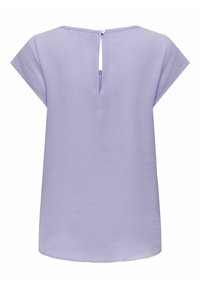 Blouse à manches courtes lilas en tissu texturé, avec une ouverture en trou de serrure dans le dos et une fermeture par bouton au niveau du col.