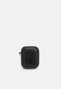 Husă din piele neagră pentru AirPods cu colțuri rotunjite, deschidere superioară și un accesoriu de prindere cu inel de cheie argintiu. Dispune de o textură netedă și un design minimalist.