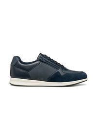 Sneakers da uomo di colore blu navy in pelle con dettagli in camoscio, dotati di una chiusura con lacci, cerniera laterale e suola in gomma bianca.