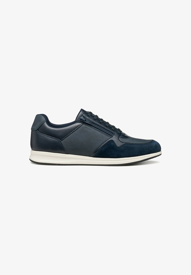 Sneakers da uomo di colore blu navy in pelle con dettagli in camoscio, dotati di una chiusura con lacci, cerniera laterale e suola in gomma bianca.