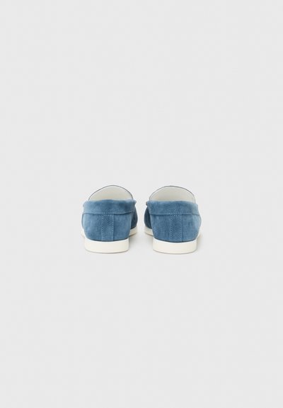 Zili zamšaini loafers ar gludu tekstūru, baltiem gumijas zoliņām un bez redzamām šņorēm. Atvērta muguras dizains ar minimālu šuvju detaļu.