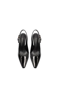 Tacchi slingback in vernice nera con punta affusolata, texture liscia e cinturino regolabile con fibbia. L'interno presenta una soletta imbottita.