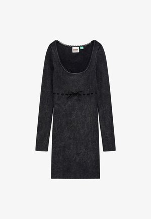 Czarna, prążkowana sukienka z długim rękawem, z okrągłym dekoltem, ozdobnym detalem w postaci kokardy pod biustem oraz w falbanki na krawędzi.