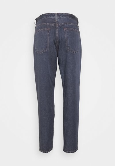 Jeans de ganga azul escuro com corte reto, apresentando um design de cinco bolsos e uma cintura de altura média. Tecido texturizado com costura visível.