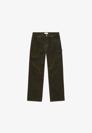 Calças de veludo cotelê verde-azeitona com corte reto, apresentando cinco bolsos, fecho de botão e tecido texturizado com riscas verticais.