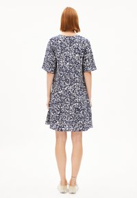 Navyblaues Blumenkleid mit kurzen Ärmeln, A-Linie Silhouette und gestaffeltem Saum. Leichtes Material mit einem strukturierten Muster.