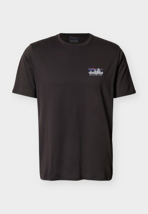Schwarzes Patagonia-T-Shirt mit kurzen Ärmeln, Rundhalsausschnitt und kleinem Logo auf der linken Brust, das eine Bergsilhouette und den Schriftzug "Save Our Home Planet" zeigt.