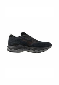 Schwarzer Sportschuh mit Mesh-Obermaterial, strukturiertem Design und gepolstertem Mittelsohle. Verfügt über eine gewellte Sohle und dezente Markenmerkmale.
