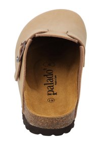 Ljusbrun läderklack med rund tå, öppen bak och justerbar rem. Inuti finns en beige mockainredning och en vadderad korksula.