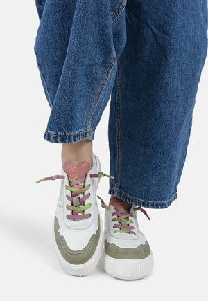 OAKLI - Sneakers laag - weiß olive