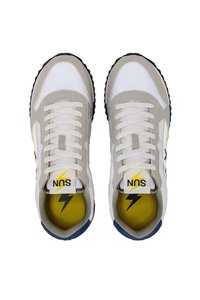 Sneakers sportivi con una tomaia in mesh grigia e bianca, lacci e una suola in gomma nera. L'interno presenta dettagli gialli e un logo a forma di fulmine.