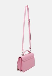 Rosa strukturiertem Lederhandtasche mit einer klaren Form, ausgestattet mit einem oberen Tragegriff und einem abnehmbaren Schulterriemen. Silberne Hardware-Akzente.