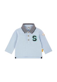 Lichtblauw poloshirt met lange mouwen, voorzien van een grijs gestreepte kraag, drie knopen, een geborduurd 'S' en een teddybeerpatch op de mouw.