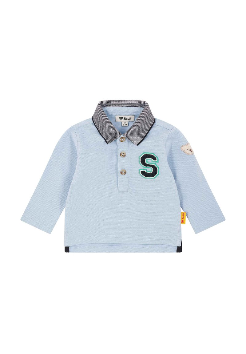Lichtblauw poloshirt met lange mouwen, voorzien van een grijs gestreepte kraag, drie knopen, een geborduurd 'S' en een teddybeerpatch op de mouw.