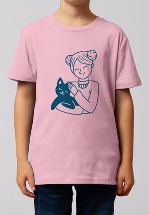 Enfant portant un t-shirt rose avec un dessin en ligne bleue d'une fille souriante tenant un chat content et détendu.