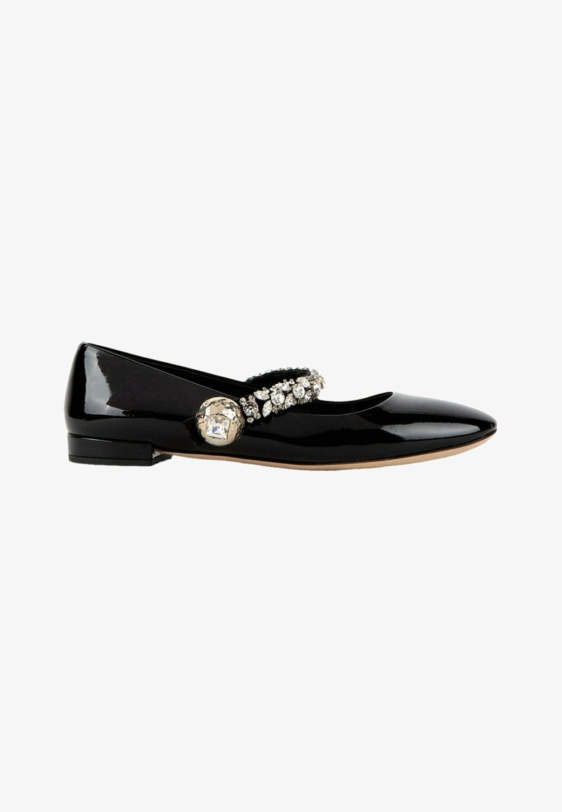 Chaussure plate en cuir verni noir avec un bout pointu et une bride ornée de gros strass transparents et d'une boucle décorative ornée de pierres précieuses.
