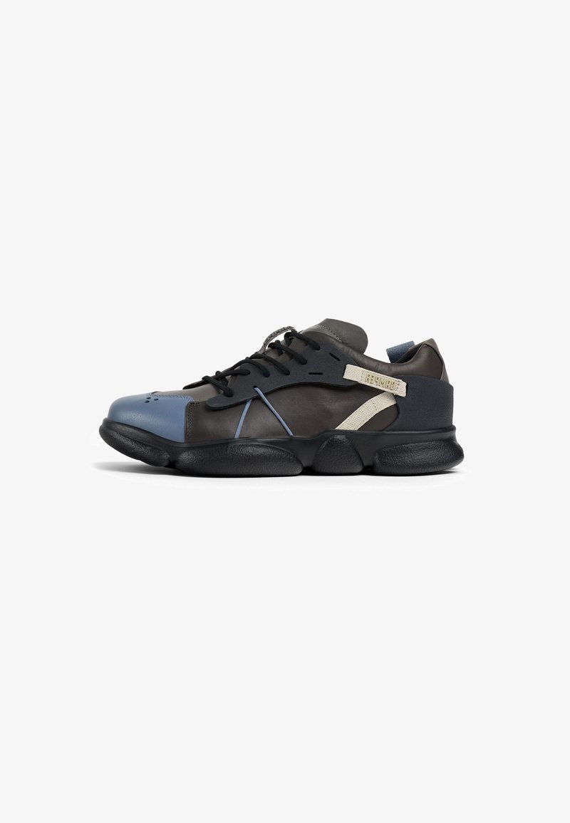 Sneaker aus einer Mischung von schwarzem, grauem und blauem Leder. Rundes Design mit dicker Gummisohle und Schnürverschlüssen. Auffällige seitliche Akzente.