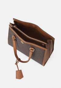 Brun mønstret tote bag med to hanke, guld hardware og en indvendig lynlås lomme. Glat læderkant og mærkedetalje synlig.