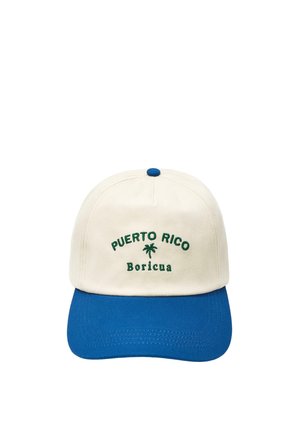 Casquette de baseball blanche et bleue avec texte brodé en vert "PUERTO RICO Boricua" et un petit palmier entre les mots.