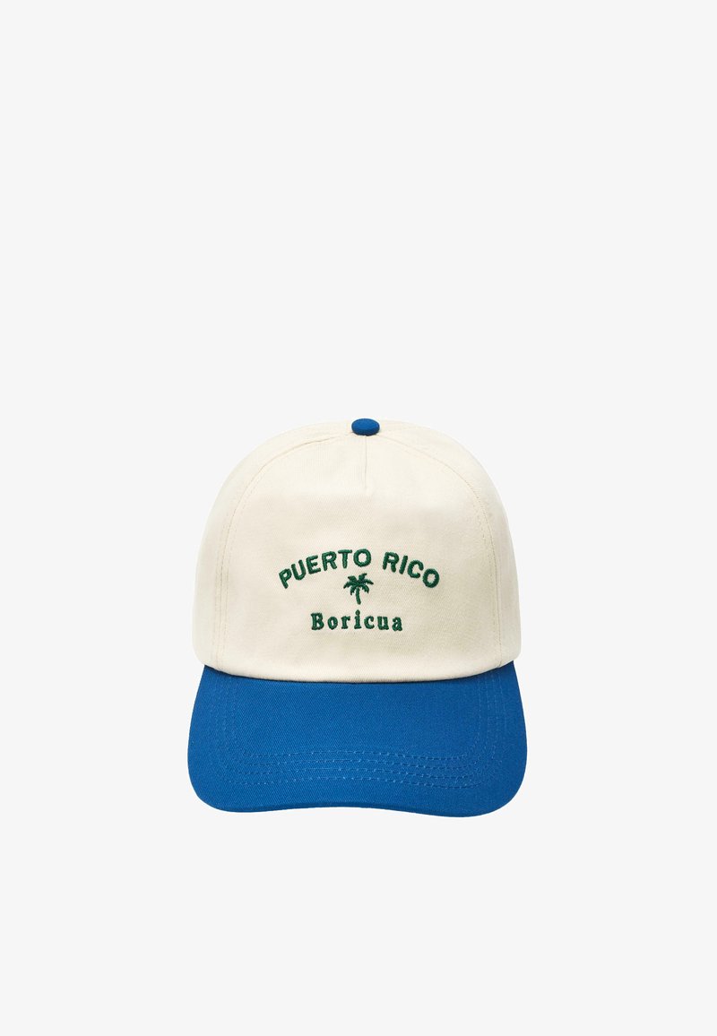 Casquette de baseball blanche et bleue avec texte brodé en vert "PUERTO RICO Boricua" et un petit palmier entre les mots.