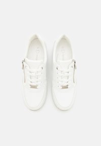 Baskets blanches avec une tige texturée, des lacets, une fermeture éclair latérale et un accent de marque. Bout arrondi et col rembourré pour le confort. Taille 37.