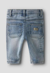 Lys blå denimshorts med falmet vask. Har to baklommer og en liten etikett. Sømmer er synlige langs kantene.