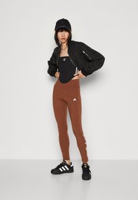 adidas Sportswear LIN LEG - Leggings - preloved brown/white