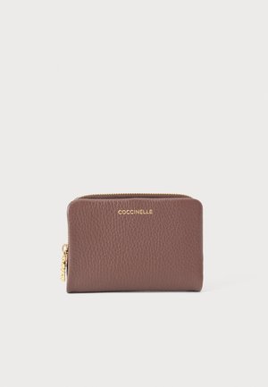 Portefeuille en cuir texturé marron avec zip ton or et logo "COCCINELLE" embossé en or au centre devant.