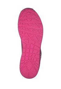 Sule av en sko med en levande rosa färg, med ett strukturerat greppmönster och en distinkt geometrisk suldesign för förbättrat grepp.